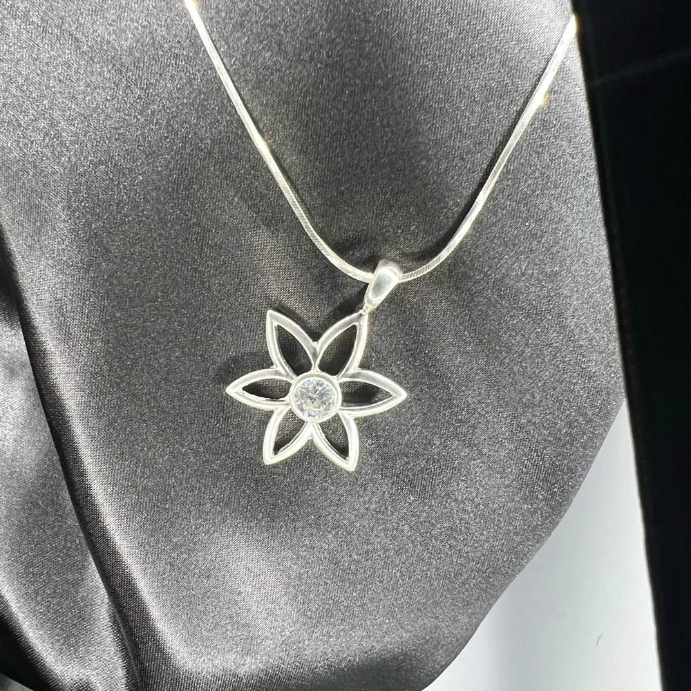 Silpada 925 sterling silver CZ Daisy Flower Floral Necklace Pendant S1195